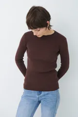 Buzo de tejido morley color marrón, con cuello redondo y mangas largas, de corte ajustado al cuerpo.