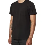 Remera negra de manga corta con bolsillo en el pecho.