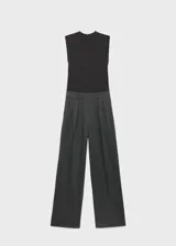 Mono de diseño combinado con parte superior tipo musculosa de cuello alto y parte inferior de pantalón sastrero de corte recto con diseño de raya diplomática y trabillas para cinturón.