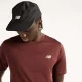 Remera deportiva New Balance de manga corta y cuello redondo, en color bordó con tecnología de secado rápido y logo reflectante en el pecho.