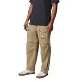 Pantalón convertible Columbia modelo Acker Rock Convert, color beige, de corte holgado y diseño cargo con múltiples bolsillos, bolsillos laterales con solapa y parche de la marca. Las perneras se desmontan mediante cremalleras para convertirlo en short.
