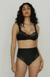 Culotte de tiro alto color negro, con detalle de encaje en los laterales.