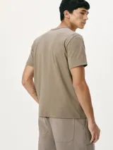 Camiseta celeste de corte slim, cuello redondo y manga corta.