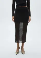 Falda midi de punto fino con diseño recto y semitransparente. Cuenta con forro interior y cintura elástica.