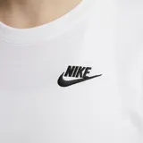Remera Nike de corte clásico con cuello redondo y mangas cortas. Presenta un diseño minimalista en color blanco con el logo de la marca bordado en pequeño en el lado izquierdo del pecho.