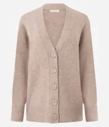 Cardigan de punto color beige con escote en V, cierre frontal con botones grandes y mangas largas con puños acanalados. Presenta un corte recto y estructurado.