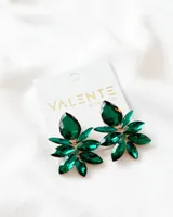 Aros colgantes con forma de flor, con engarce dorado y cristales facetados color verde esmeralda.