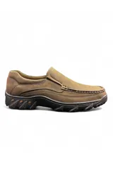 Mocasín de hombre color camel, estilo slip-on con costuras visibles en el empeine y suela gruesa track de goma marrón oscuro.