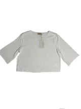 Blusa blanca de corte relajado con mangas semi largas de calce holgado.