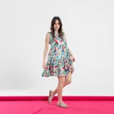 Vestido corto blanco con estampado floral rojo, de corte suelto y sin mangas.