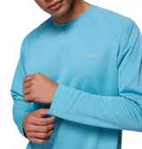 Remera deportiva de manga larga Columbia modelo PFG Solar Stream, color celeste, con tecnologías Omni-Wick y Omni-Shade para protección solar y absorción de humedad.