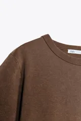 Camiseta de manga corta color rosado, con cuello redondo y corte regular. Confeccionada en tejido de punto interlock elástico y flexible.