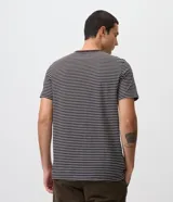 Remera masculina confeccionada en algodón peruano, con diseño de rayas horizontales, cuello redondo oscuro en contraste y mangas cortas.