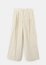 Pantalón de vestir de tiro medio con diseño de rayas verticales en tono beige y crudo. Presenta pernera recta y holgada, con pinzas delanteras y bolsillos laterales.