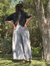 Pantalón tipo palazzo de tiro alto, confeccionado en tejido de viscosa con spandex. Presenta un diseño amplio con bolsillos laterales y una faja ancha en la cintura que brinda soporte y ajuste.