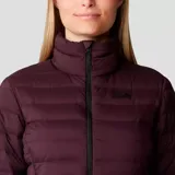 Campera puffer de plumón con cierre frontal completo y cuello alto. Presenta un diseño acolchado horizontal, bolsillos laterales con cierre y puños con terminación elástica. Es una prenda liviana, resistente a la intemperie y compactable.