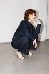 Sandalias de fiesta doradas con plataforma y tacón cuadrado.