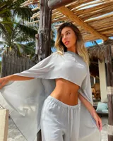 Capa corta de gasa color plateado.