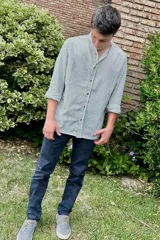 Camisa celeste a rayas verticales, de lino, con cuello mao y mangas 3/4.