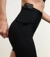 Bermuda ciclista deportiva de tiro alto, color celeste claro, ajustada al cuerpo.