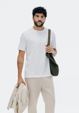 Camiseta celeste de manga corta con cuello redondo y bolsillo en el pecho.