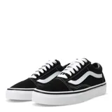 Championes Vans modelo Old Skool, de diseño clásico urbano en color negro con la icónica franja lateral blanca. Confeccionados en una combinación de lona y gamuza, cuentan con punteras reforzadas, cuello acolchado y suela de goma con diseño waffle.