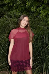 Vestido bordó con escote halter, cuello alto y volado en el ruedo.