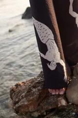 Pantalón amplio negro con estampado de sirenas en color crema, cintura elastizada y silueta fluida.