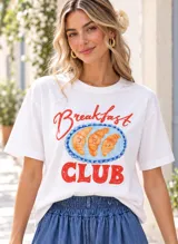 Remerón blanco de corte holgado con estampa frontal colorida y texto "Champagne & Oysters".