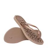 Sandalias tipo chinela Havaianas modelo Slim Animals, con base color beige y estampado de leopardo. Presenta tiras finas en color bronce metalizado.