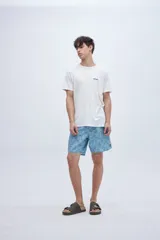 Remera blanca de manga corta con cuello redondo y logo estampado en el pecho.