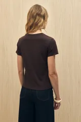 Remera básica de manga corta con cuello redondo y silueta ajustada, confeccionada en una mezcla de lyocell y elastano que proporciona una textura suave, liviana y elástica.