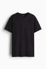 Remera de algodón liviano en color negro, con cuello redondo ribeteado, mangas cortas y corte slim fit.