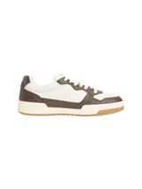 Zapatillas deportivas de corte bajo, color block blanco y marrón oscuro, con cordones. Presentan una suela cupsole de goma color crema y marrón claro, y un parche con el logo de Tommy Jeans en el lateral.