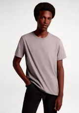 Remera básica de manga corta y cuello redondo, de corte recto y color gris topo.