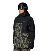 Campera de esquí Columbia Coreshot Printed Jkt, impermeable y transpirable con tecnología Omni-Tech. Diseño combinado en negro en la parte superior y estampado camuflado en tonos verdes en la parte inferior, con múltiples bolsillos con solapa y capucha ajustable compatible con casco.