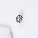 Anillo plateado de acero quirúrgico con diseño facetado.