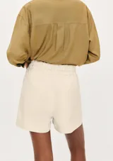 Short de corte holgado color lila, con cintura elástica y dos bolsillos frontales amplios.