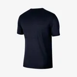 Remera deportiva negra de corte clásico, cuello redondo y mangas cortas. Presenta el logo de Nike en el pecho.