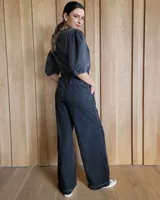 Pantalón de denim azul, de corte recto y tiro alto, con cintura elástica y cordón ajustable. Tiene bolsillos laterales.