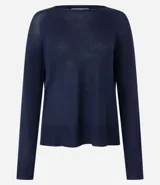 Suéter de punto color celeste, con cuello redondo y mangas largas.