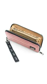 Billetera larga con cierre perimetral, confeccionada en nylon capitoneado color verde petróleo. Cuenta con correa de mano desmontable con logo estampado y parche frontal con marca LNS.