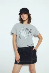 Falda corta tipo cargo de tiro medio, color negro, con costuras visibles en contraste blanco y bolsillos aplicados.