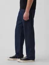 Pantalón de mezclilla de corte recto y holgado en color azul oscuro, con diseño clásico de cinco bolsillos y trabillas para cinturón.
