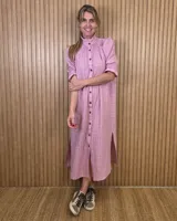 Vestido midi marrón con textura sutil, cuello alto fruncido, cierre frontal con botones y mangas cortas abullonadas con elástico.