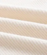 Cardigan de punto abierto con diseño alargado y puntas asimétricas. Presenta mangas largas, cuello tipo chal y detalles de textura acanalada en los laterales.