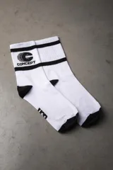 Medias blancas de caña media con detalles en negro, incluyendo dos franjas horizontales en la parte superior, puntera, talón y logo estampado de la marca Concept.