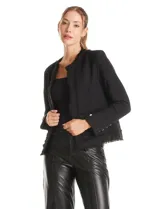 Chaqueta de tweed estructurada con cuello a la base, corte recto y largo a la cintura. Presenta terminaciones deshilachadas en los bordes, bolsillos frontales y botones metálicos dorados decorativos en puños y bolsillos.