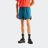 Short deportivo New Balance de color azul, con cintura elástica ajustable mediante cordón, dobladillo en contraste y forro de malla interior.