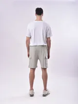 Bermuda cargo negra con cordón ajustable en la cintura y bolsillo tipo parche en el lateral del muslo.